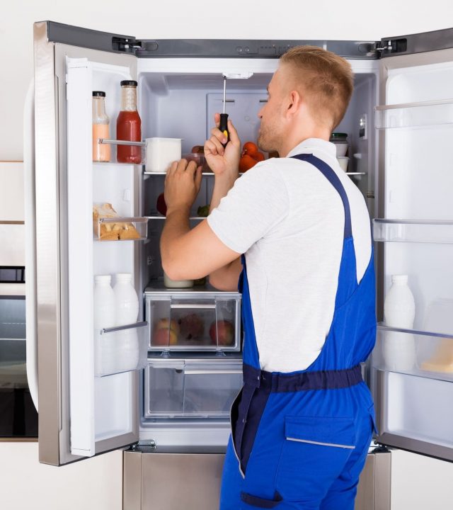 Ремонт холодильников в зеленограде. Мастер по ремонту холодильников. Холодильник. Картинки по ремонту холодильников. Холодильник для магазина.